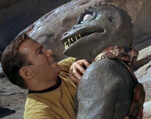 Kirk lucha con un reptiliano (un Gorn) en el episodio “Arena” (1967), de la serie original de Star Trek.