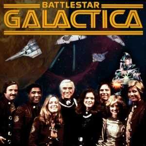 Battlestar Galactica y los mormones Los orígenes de la serie de ciencia ficción (estrenada en 1978 y “reimaginada” en 2003 y 2010, esta vez como precuela con el nombre Caprica), están entrelazados con la doctrina mormona. Su creador, Glen A. Larson (1937-2014), era miembro de la Iglesia de Jesucristo de los Santos de los Últimos Días. Serie y doctrina tienen muchos elementos en común: en ambos casos las colonias estaban organizadas con un presidente y un consejo de doce integrantes); la vida se originó en el planeta Kobol (tierra de los “Señores”); las colonias comenzaron con 13 tribus, siendo la decimotercera la “tribu perdida”, que habría ido a parar a la Tierra; la importancia que se le da a los jeroglíficos egipcios; el uso de la expresión “sellar” en vez de “matrimonio” (en ambos casos es “para toda la eternidad”, el hecho de que los líderes antiguos posean esposas jóvenes); y, sin agotar los detalles, la obsesión con la genealogía: los mormones bautizan a sus antepasados y en la serie el padre de Starbuck era “un trazador genético” que realizaba “un trabajo sagrado”. 