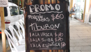 Oferta de tiburón (bacota) en un restaurant de Villa Gesell, Provincia de Buenos Aires, durante el verano de 2015.