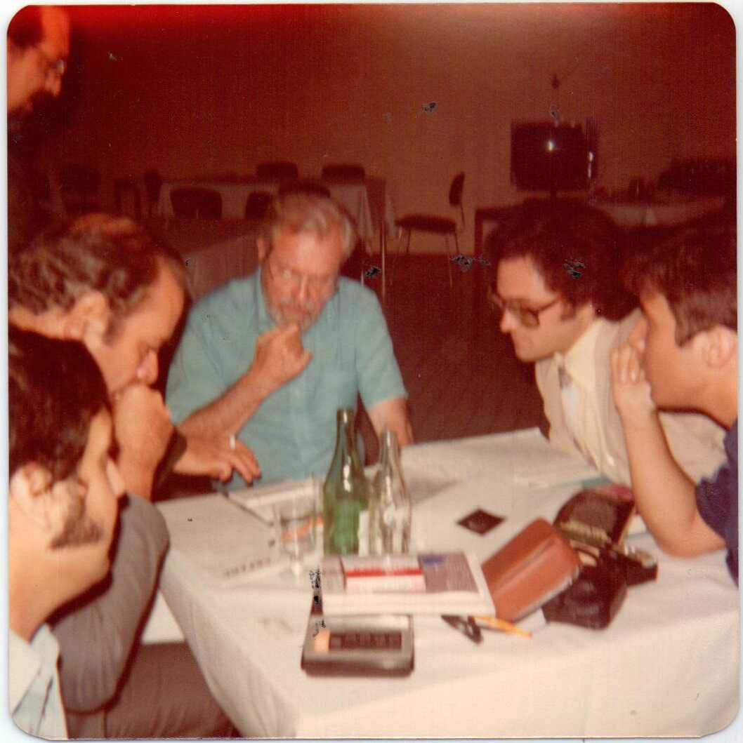 Coca con el Papá de la Ufología. Rubén Valle, Sánchez Ocejo, Hynek, Janosch y Agostinelli (1982). Foto: H.J.