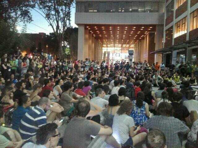 Asambleas masivas en el Polo Científico. Mientras cientos de investigadores se autoconvocaron el lunes 20 frente al Ministerio de Ciencia y Tecnología en defensa de la ciencia argentina, trolls rentados y reaccionarios vocacionales trabajaron duramente para propagar su condición de "ñoquis" e "inútiles". Hasta el momento el ministro Lino Barañao, herencia reconocida del kirchnerismo, es un cero a la derecha. Fotos: Hernán Camarero.