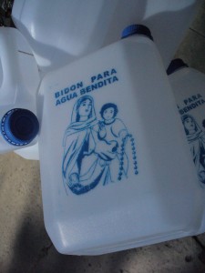Bidones en venta para conservar agua bendita