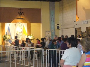 Los números de la fe (en 1998) * En 1997 más de dos millones de personas visitaron el santuario de la Virgen. En San Nicolás viven 140.000. * En 1986 había solo cuatro santerías. Hoy hay 20 grandes, entre 40 y 50 chicas y 90 puestos callejeros. * La construcción del santuario ya lleva 10 años. Faltan por lo menos dos más. * Los hoteles de la ciudad se triplicaron. * El 25 de septiembre del año pasado se congregaron 300.000 devotos.