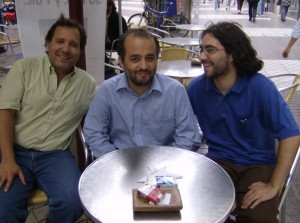 Agostinelli con los directores de "La Nave de los Locos", Sergio Sánchez y Diego Zúñiga (2008).