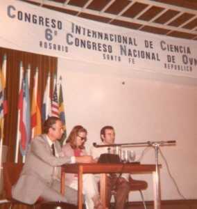 Róvere junto a James Thomas y Eduardo Ficcarotti durante el 3º Congreso Internacional de Ciencia Extraterrestre y 6º Congreso Nacional de Ovnilogía. Celebrado en Rosario, Santa Fe, en 1982. (Foto: Luis Pacheco)