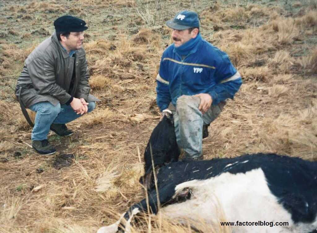   Agostinelli en Anguil, Santa Rosa, La Pampa, durante una entrevista con un productor rural sobre la oleada de "vacas mutiladas" de 2002.