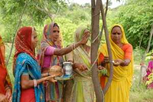 Hermanos protectores El “Rakhi” es un festival anual que recuerda la importancia protectora que la familia tiene en la India. Cada 21 de Agosto, las niñas anudan un cordel en la muñeca de sus hermanos y primos. Inspirada en el hinduismo, simboliza la lealtad y defensa entre hermanos. La ceremonia ha cobrado relevancia a partir de la oleada de casos de violaciones a mujeres y niñas desde 2013. “Es un festival sagrado de los hermanos. El hermano promete proteger a su hermana y la hermana reza para que su hermano tenga una larga vida”, explican. A ojos occidentales la festividad tiene un trasfondo machista, pues otorga un papel central al hombre en un país donde la mujer es muy discriminada. Fuente http://www.informador.com.mx/cultura/2013/480380/6/festival-del-rakhi-es-celebrado-en-la-india.htm