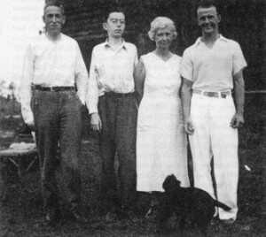 Foto: Lovecraft con Robert Barlow, Mrs. Bernice Barlow y Wayne Barlow en Florida. 1935.