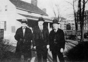 Foto: Frank Belknap Long, Lovecraft y James F. Morton en el Poe Cottage de Fordham, New York, 11 de Abril de 1922 