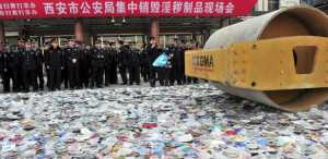 Una topadora destruye DVDs confiscados en China. Sin embargo, la policía y los grandes estudios hacen la vista gorda frente a un negocio millonario que permite la entrada de contenidos estadounidenses a través de la censura gubernamental.