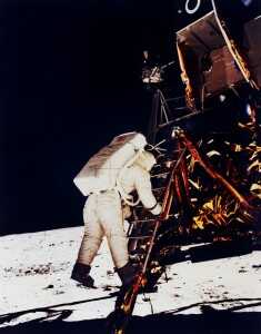Aldrin pone el pie (izquierdo) en la Luna.