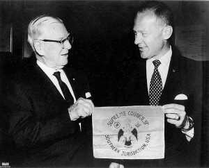 Aldrin entrega la bandera masónica que llevó a la Luna al gran comendador del grado 33.