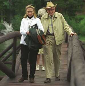 Hillary Clinton junto con Laurance Rockefeller.