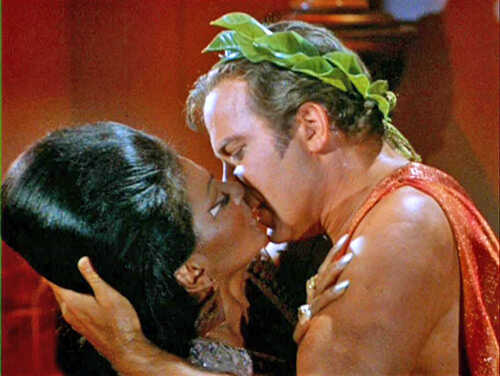 beso-kirk-y-uhura