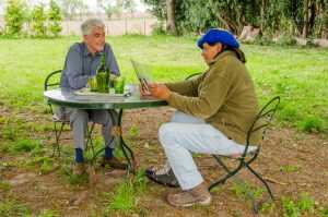 Jacques Vallée conversa con Juan Pérez, en 2016. El ufólogo regresó a la Argentina para participar en el filme "Humano II. El Llamado Guaraní". Foto: Eduardo Bermúdez/Humano 