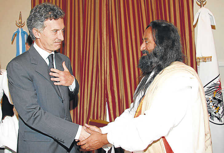 Mauricio Macri firmó un convenio con Sri Sri Ravi Shankar para capacitar docentes en mayo de 2008.